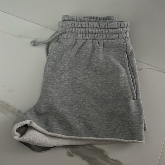 Aritzia | Cozy Fleece Mega Flutter Micro Sweatshort - Picture 5 of 8